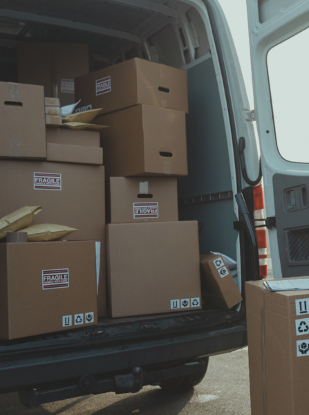 empresa de mudanzas en Asturias cargando cajas en furgoneta